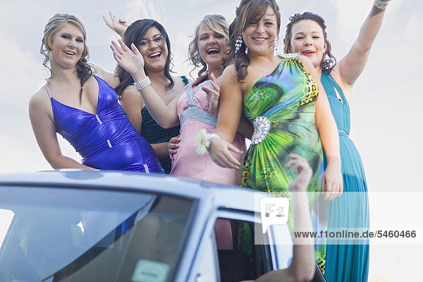 Jugendlicher  Kleid  Auto  winken  Mädchen