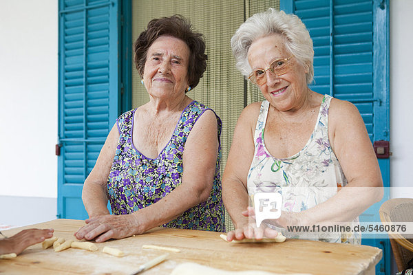 Ältere Frauen machen zusammen Pasta