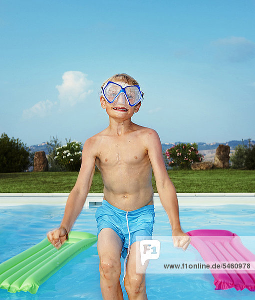 Junge - Person springen Schwimmbad Maske