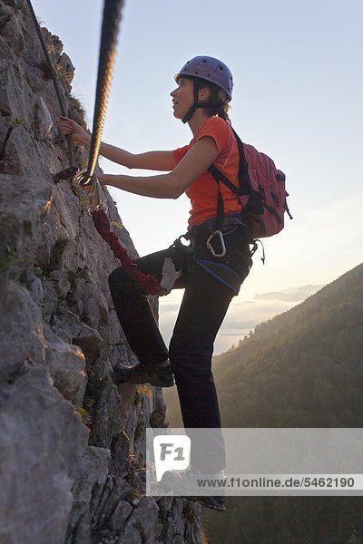 Junge Frau klettert in der Drachenwand Salzkammergut Österreich