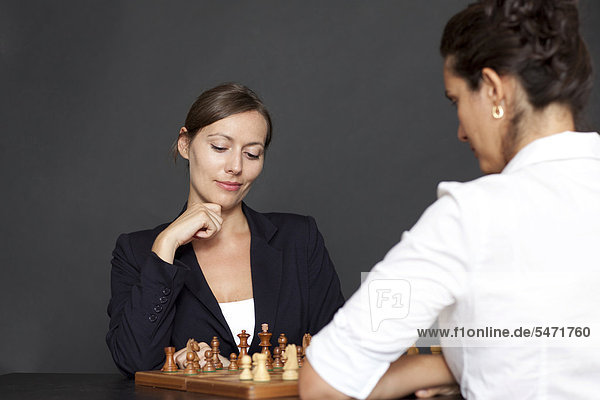 Zwei Frauen spielen Schach