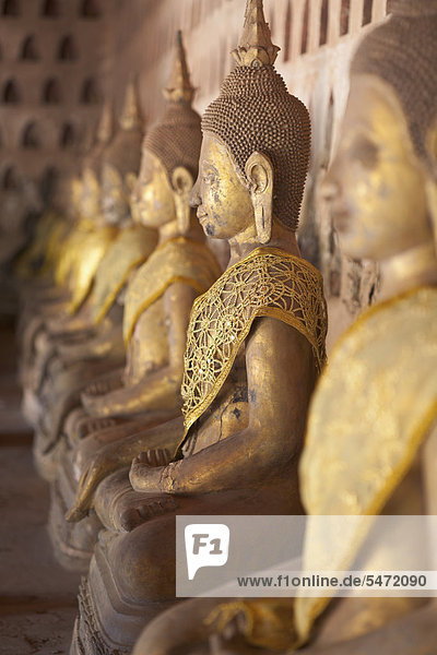 Antike Buddha-Statuen säumen den Gehweg im Innenhof im Wat Si Saket in Vientiane  Laos  Südostasien