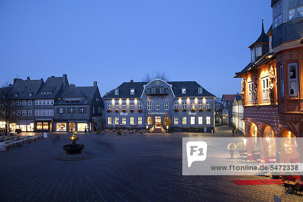 Marktplatz mit Kaiserworth und Kaiserringhaus  Blaue Stunde  Goslar  UNESCO-Weltkulturerbestätte  Harz  Niedersachsen  Deutschland  Europa  ÖffentlicherGrund