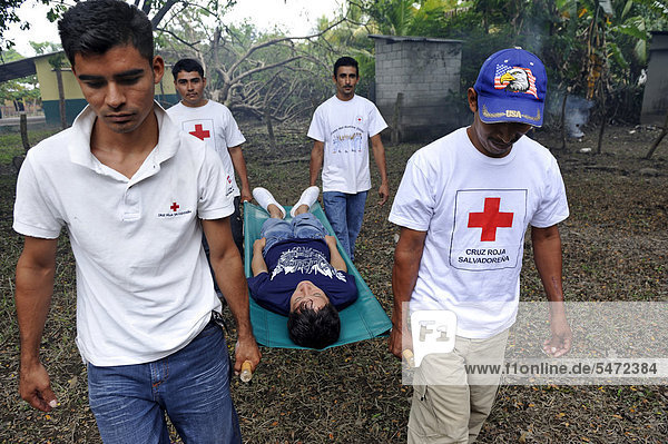 Katastrophenvorsorge  freiwillige Helfer des Roten Kreuzes in El Salvador bei einer Rettungsübung  in El Salvador  dem für Naturkatastrophen anfälligsten Land der Welt  El Angel  Jiquilisco  Bajo Lempa  Zentralamerika  Lateinamerika