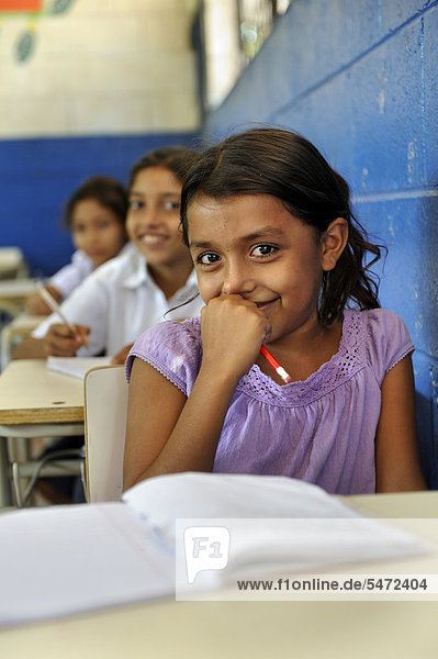 Mädchen in der Schule von Las Mesitas  Bajo Lempa  El Salvador  Zentralamerika  Lateinamerika