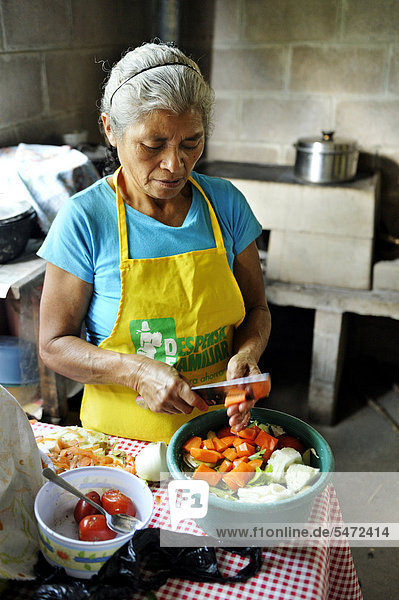 Köchin schneidet Suppengemüse  Gemeinde Cerro Verde  El Salvador  Zentralamerika  Lateinamerika