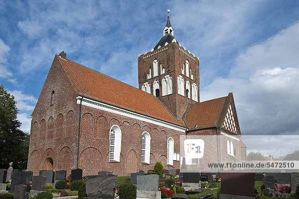 Kirche in Pilsum  Ostfriesland  Niedersachsen  Deutschland  Europa