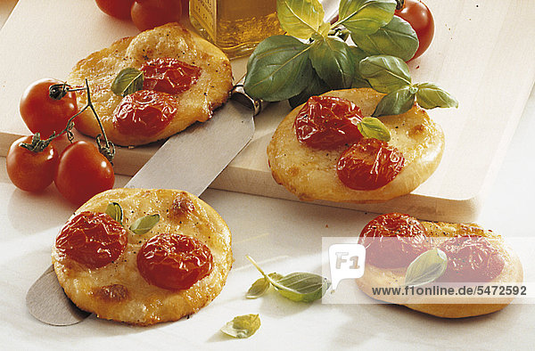 Mini-Pizzen mit Tomaten-Mozzarella  Italien  Rezept gegen Gebühr erhältlich