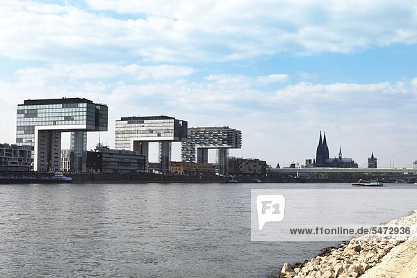 Blick auf das linke Rheinufer mit den Kranhäusern am Rheinauhafen  Rhein  Köln  Nordrhein-Westfalen  Deutschland  Europa