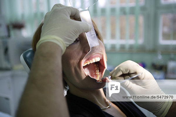 Frau  39 Jahre  Zahnuntersuchung  zahnärztliche Chirurgie