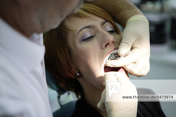Frau  39 Jahre  Zahnuntersuchung  zahnärztliche Chirurgie  Gebissabdruck für Zahnspange