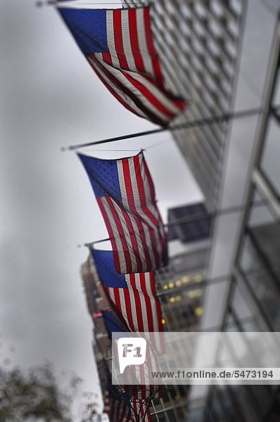 Flaggen der USA  düstere Wolken über Amerika  Symbolbild  Manhattan  New York  USA  Nordamerika