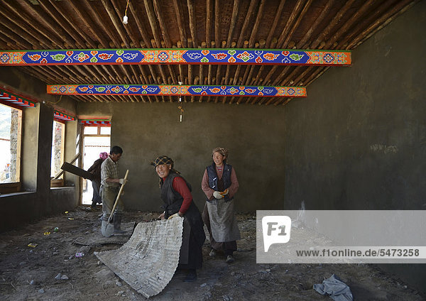 Tibetische Handwerker  Frauen in Tracht  beim Bau eines traditionellen tibetischen Gebäudes  Pundo  Reting  Himalaya  Lhundrup County  Zentraltibet  Tibet  China