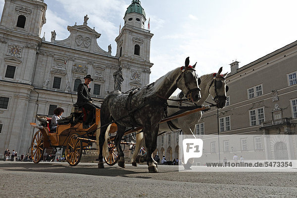 Pferdekutsche vor dem Dom  Salzburg  Österreich  Europa