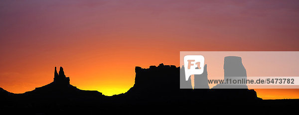 Panoramaaufnahme  Sonnenaufgang  Morgendämmerung  Tafelberge King on His Throne  Stagecoach  Bear and Rabbit  Castle Butte  Monument Valley  Navajo Tribal Park  Navajo Nation Reservation  Arizona  Utah  Vereinigte Staaten von Amerika  USA