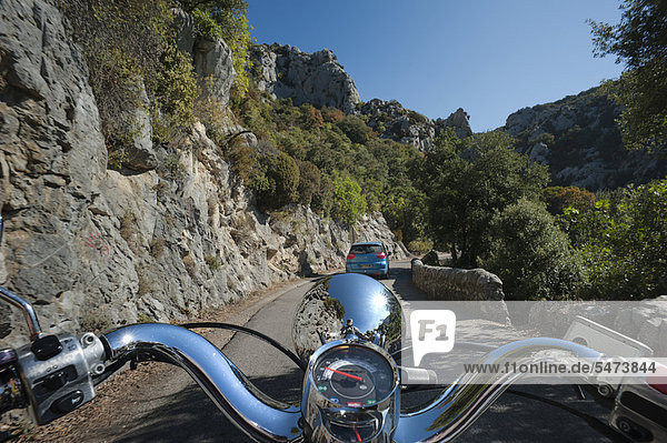 Ein Motorroller fährt in der Gorges de Galamus  einer engen Passage zwischen den DÈpartements Aude und PyrÈnÈes-Orientales  Nordkatalonien  Frankreich  Europa  ÖffentlicherGrund