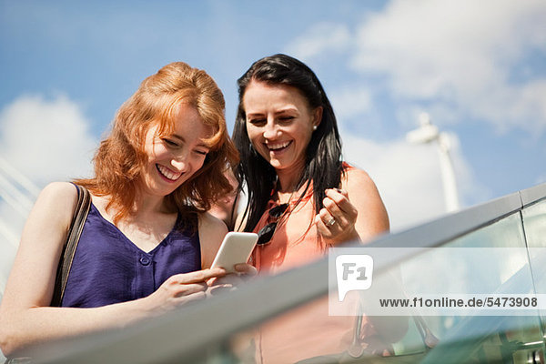 Zwei junge Frauen mit eine Smartphone