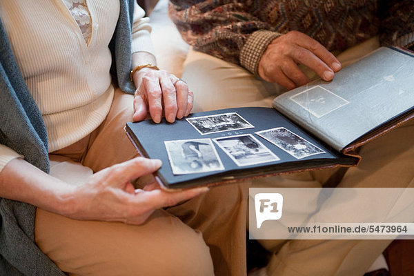 Seniorenpaar beim Durchblättern des Fotoalbums  Mittelteil