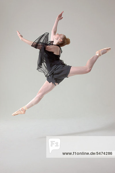 Ballett-Tänzerin in der mittleren Luft
