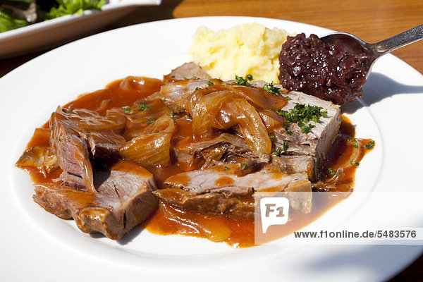 Schweinebraten Stücke mit Zwiebelsauce, Kartoffelpüree, Rotkohl