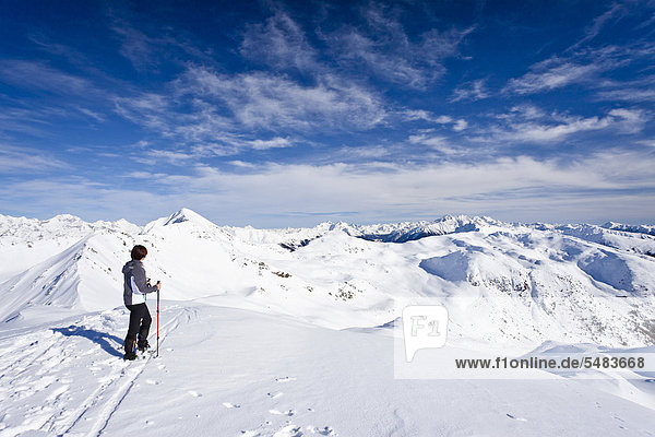 Schneeschuhwanderin auf dem Terner Jöchl oberhalb von Terenten  Pustertal  hinten das Mutenock  der Ahrnerkopf und das Ahrntal  Südtirol  Italien  Europa