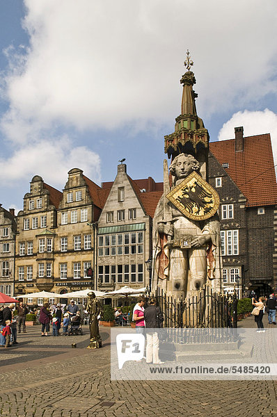 Bremen Roland  statue  symbol of the town at Bremen town hall  since 1404  symbol of law and freedom  Germany's largest Roland statue  Bremen  Germany  Europe