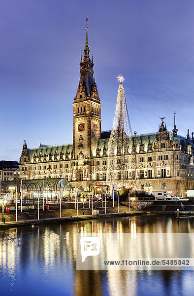 Rathaus mit Weihnachtsmarkt in Hamburg  Deutschland  Europa