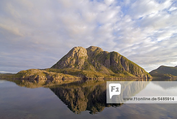 Berg spiegelt sich im Wasser in der Nähe von Eidt auf der Insel Lang¯ya  VesterÂlen Inselgruppe  Nordland  Norwegen  Europa