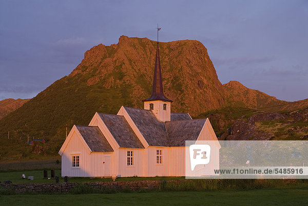 Die hölzerne Stabkirche wird durch das erste Tageslicht beleuchtet  Langenes  an der Nordspitze der Insel Lang¯ya  VesterÂlen Inselgruppe  Nordland  Norwegen  Europa