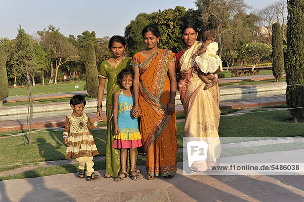 Indische Familie bei der Besichtigung  Taj Mahal Grabmal  UNESCO-Weltkulturerbe  Agra  Uttar Pradesh  Indien  Asien