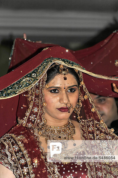 Hochzeit  geschmückte Braut  Varanasi  Benares  Uttar Pradesh  Indien  Asien