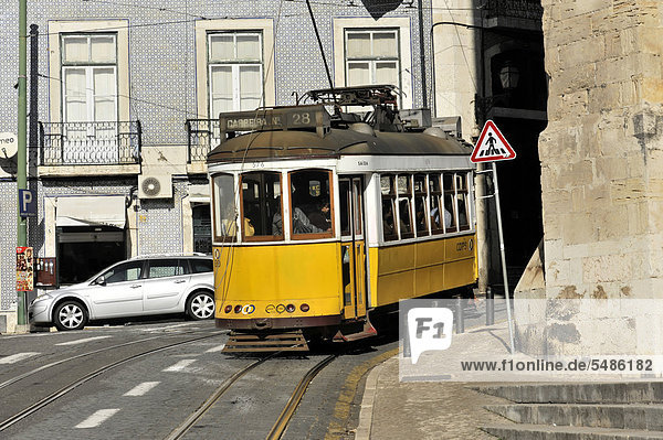 Straßenbahn der Linie 28  Altstadtviertel Alfama  Lissabon  Lisboa  Portugal  Europa