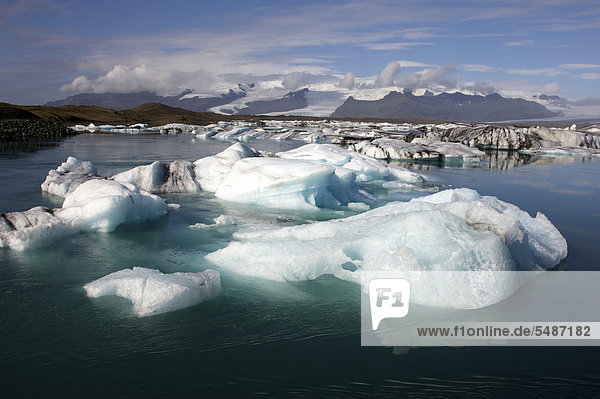 Gletschersees Jökuls·rlÛn  dahinter Gletscher Vatnajökull  Südküste Island  Europa