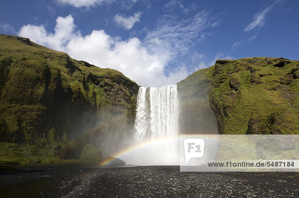 Wasserfall SkÛgafoss mit Regenbogen  Südküste  Island  Europa