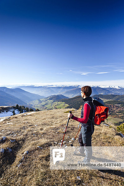 Bergsteigerin beim Herrensteig auf den Kofelwiesen im Villnösstal  Dolomiten  Südtirol  Italien  Europa