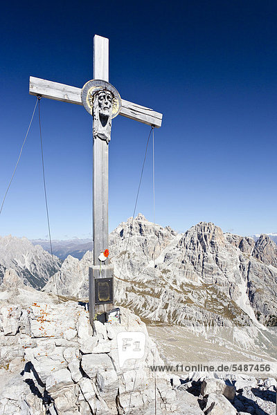 Gipfelkreuz auf dem Paternkofel  hinten die Dreischusterspitze  Sexten  Hochpustertal  Dolomiten  Südtirol  Italien  Europa