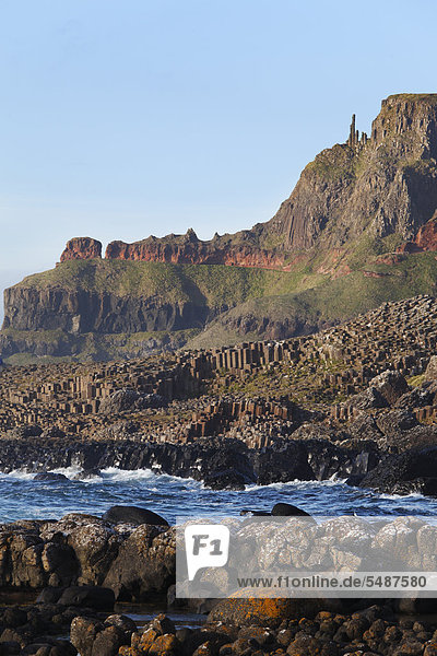 Giant's Causeway mit Chimney Stacks  Causeway Coast  County Antrim  Nordirland  Irland  Großbritannien  Europa
