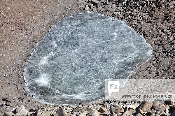 Frozen crater lake in the volcano crater of Licancabur  with about 5800m altitude  the highest lake in the world  Altiplano  border of Chile and Bolivia  South America