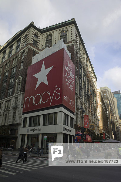 Kaufhaus MACY¥S mit Weihnachtsbeleuchtung  New York  USA  Vereinigte Staaten von Amerika  ÖffentlicherGrund