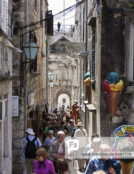 Gasse mit Touristen in der Altstadt von Korcula  Mitteldalmatien  Dalmatien  Adriaküste  Kroatien  Europa  ÖffentlicherGrund