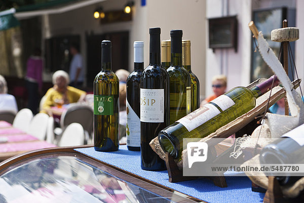 Kroatischer Wein in einem Restaurant in der Altstadt von Korcula  Mitteldalmatien  Dalmatien  Adriaküste  Kroatien  Europa  ÖffentlicherGrund