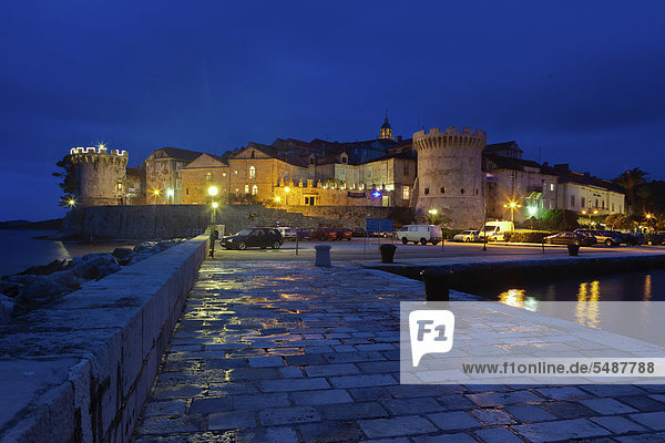 Die Altstadt mit der Befestigungsmauer von Korcula in der Dämmerung  Mitteldalmatien  Dalmatien  Adriaküste  Kroatien  Europa  ÖffentlicherGrund