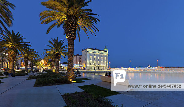 Uferpromenade Riva am Hafen von Split  Mitteldalmatien  Dalmatien  Adriaküste  Kroatien  Europa  ÖffentlicherGrund