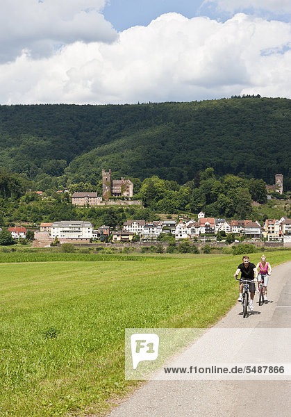 Radfahrer vor Mittelburg und Vorderburg  Neckarsteinach  Vierburgeneck  Naturpark Neckartal-Odenwald  Hessen  Deutschland  Europa  ÖffentlicherGrund
