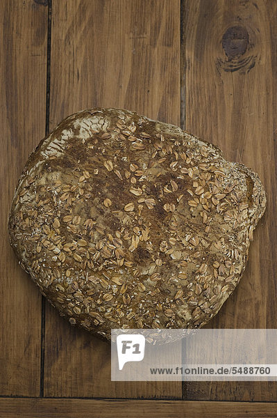 Selbstgebackenes Brot mit Sauerteig und gerösteten Haferflocken - Rezeptdatei vorhanden