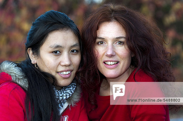 Schauspielerin  Filmemacherin und Autorin Maria Blumencron mit ihrer Patentochter  der Schauspielerin Chime Yangzom bei einem Fototermin in München  Bayern  Deutschland  Europa