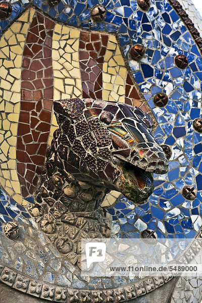Tierkopf  Skulptur  Majolika-Mosaik  Gaudi-Architektur  Parc Güell  UNESCO-Weltkulturerbe  Barcelona  Katalonien  Spanien  Europa