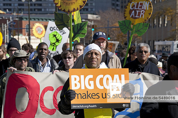 Mitglieder des Sierra Clubs  einer Gemeinwohlrechteorganisation aus Michigan und Occupy Detroit demonstrieren bei DTE Energy und fordern sauberen und bezahlbaren Strom und ein Ende von Abschaltungen für Gas und Stromkunden  Detroit  Michigan  USA