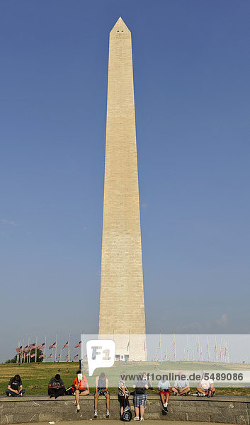 Touristen warten auf Einlass  Washington National Monument  Gedenkstätte  Obelisk  Washington DC  District of Columbia  Vereinigte Staaten von Amerika  USA  ÖffentlicherGrund