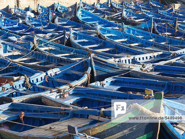 Marokko  Essaouira  Blaues Fischerboot im Hafen